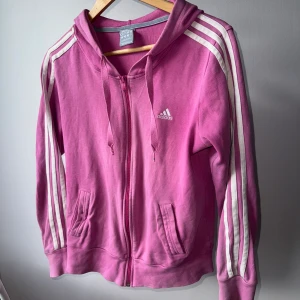 Rosa adidas kofta - Söt unik rosa adidas kofta, storlek 42 / M / L men passar S om man vill ha den lite oversize. Använt skick men fin