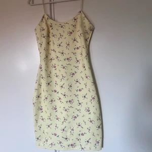 Gul kort blommig klänning - Gul blommig tajt klänning i storlek XS