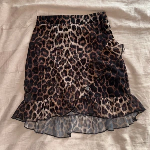 Kjol med volanger - Superfin leopard kjol med volanger storlek S från NLY, passar XS. Absolut den finaste kjolen de haft enligt mig. 
