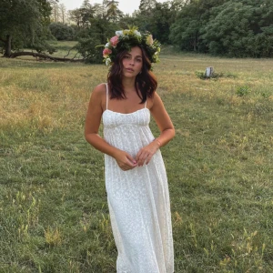 Spetsklänning  - Den eftertraktade klänningen från zara i strl L nyskick - hör av er vid funderingar🫶🏼Liten i storlek och justerbara band så passar skulle säga att den passar S-L beroende på passform - jag bär vanligtvis S-M och passform på mig ser ni på bild 2🫶🏼