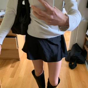 Satin kjol - Så fin satin kjol från Gina tricot i storlek 34, kom gärna med prisförslag, använd en gång!💕