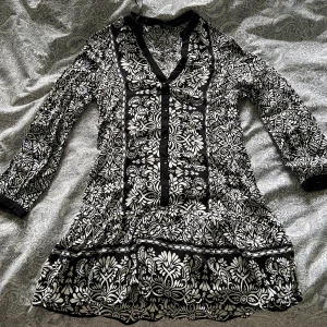 Mönstrad klänning från ZARA - Klänning från Zara i stl s (passar även xs)✨Använd ett fåtal gånger!!
