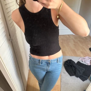 Supergulliga svart linne🖤 - Bra passform och jätteskönt. Använt några få gånger! 