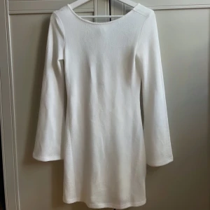 STICKAD MINIKLÄNNING - Använd 1 resa så den är som ny i kvaliteten. Storlek S, inte så genomskinlig skulle jag säga, perfekt till stranden eller bara slänga på sig. Skriv privat vid frågor🤍