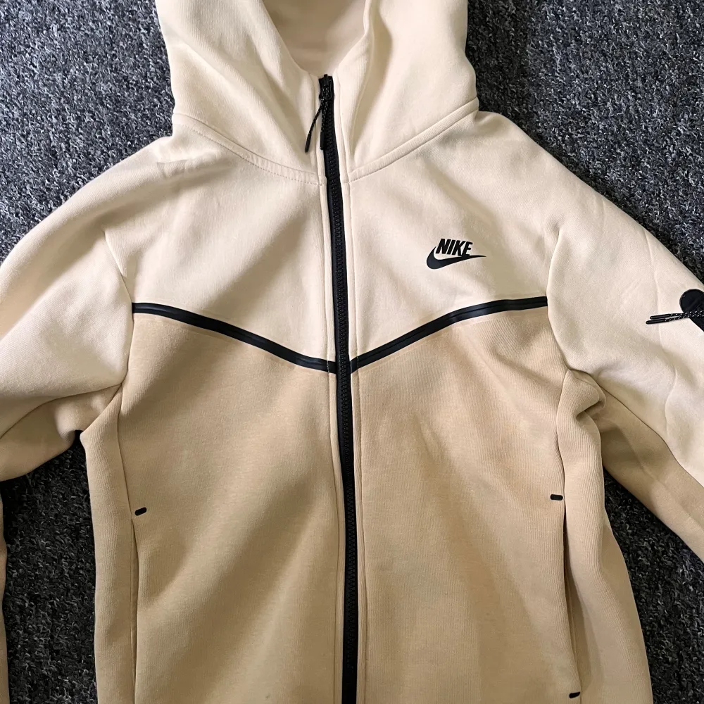 Nike tech fleece, färg: Cream White Strl: XS-S Nypris: 2299. Hoodies.