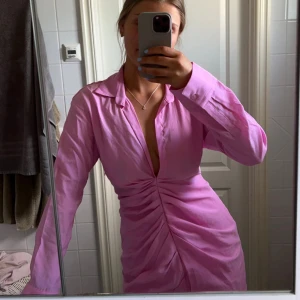 Klänning 💗 - Säljer min otroligt vackra klänning från Zara!  Endast testad, prislappen är kvar! 