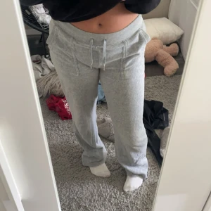 Juicy couture byxor!❤️ - Säljer dessa juicy byxor i storlek XS och passar mig som vanligtvis är en  S/M. Priset kan såklart diskuteras och skriv för fler bilder!❤️