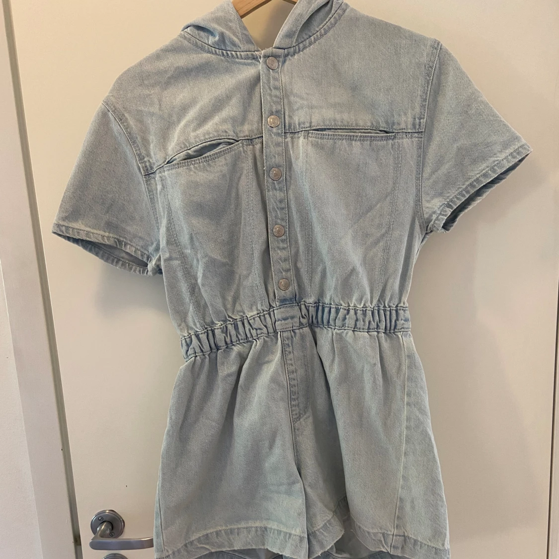 Kort byxdress i jeans 