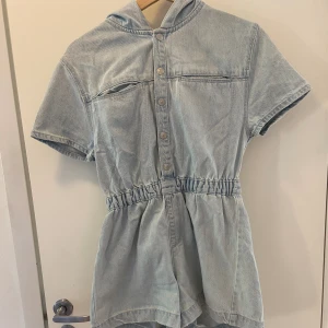Kort byxdress i jeans  - Byxdress i barnstorlek (se bild två) som är oanvänd. Säljer då den nu är förliten för mig💗