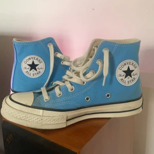 Turkosa converse - Har använt Max en gång, de är hela o jätte fina i st 37,5