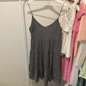 Fin klänning  - Fin klänning som knappt har använts. Tycker verkligen om den men har för mycket kläder.