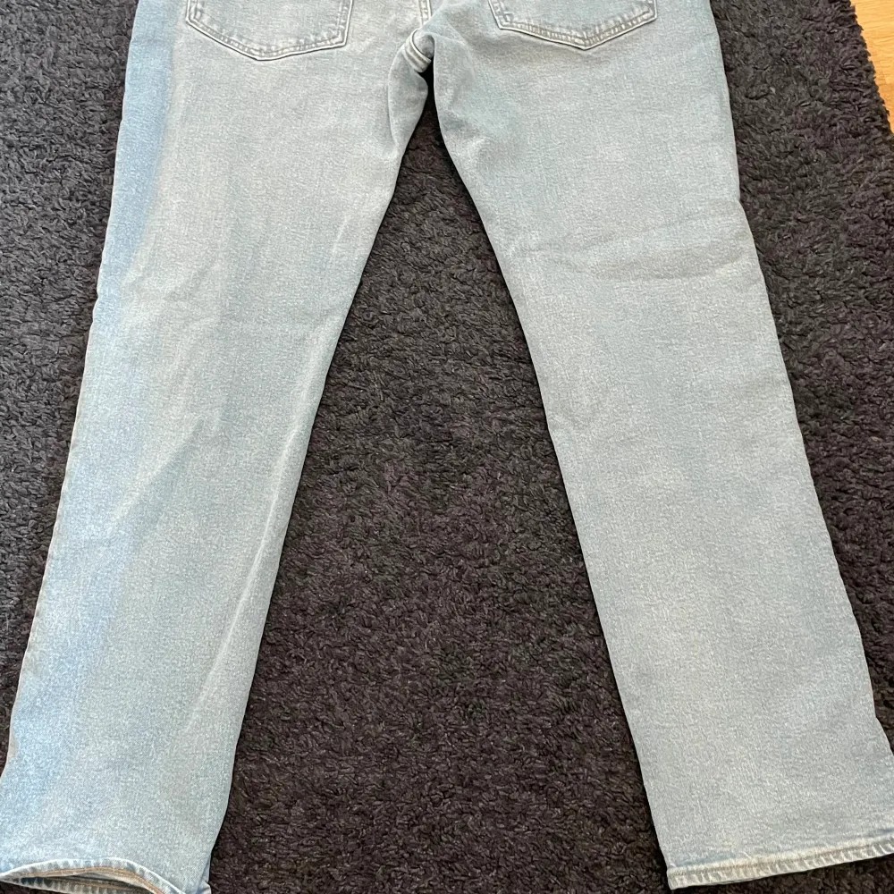 Ett par ljus blå jeans från H&M som ej kommer till användning längre då de är för stora, skicket är bra och har inga defekter, skick 8/10. Modellen heter Regular Fit. Priset går och diskutera, skriv för frågor och funderingar;). Jeans & Byxor.