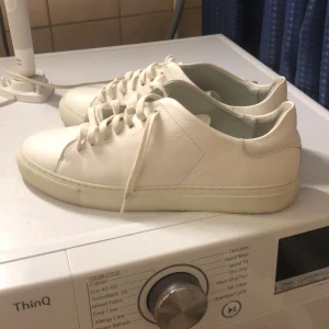 Jätte bra skor säljer dom  passae inte min stil och dom e små för mig annars hade älskat och ha på mig dom sköna fina ger många blickar många gillar skrona helt nya använde 4 gånger jätte bra skor passar Stockholm stil eller grich stil som du en vill - Stockholm stil hade jag tagit men passar bra med grich