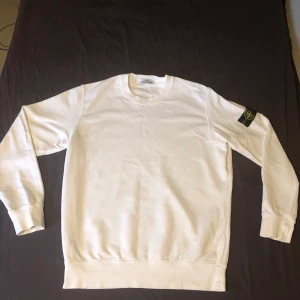Stone Island Sweatshirt Vit - Inköpt på NK i Stockholm.  Använd 1 gång. Skick 10/10 inga fläckar eller defekter. 100% äkta.  Nypris 2999 KR. Mitt pris 1200 KR  Pris kan diskuteras vid snabb affär.