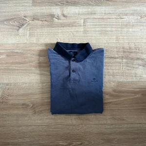 Gant piké  - En snygg piké perfekt inför sommaren som dessutom passar till de mesta. Hör av er vid frågor annars fritt fram att använda ”köp nu”.