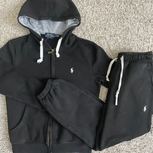 Ralph lauren tracksuit - Köpt: gammal modell minns tyvärr inte Skick: 9/10 väldigt bra skick för att vara gammal modell Skador: inga alls Passform: XS/S