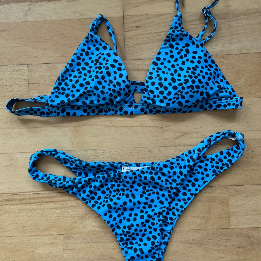 Blå prickig bikini från Design By Si, supersöt! Skriv vid fler frågor❣️priset plus frakt gäller😊skriv gärna innan du använder ”köp nu”!. Accessoarer.