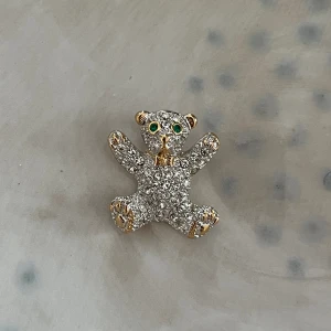 Berlock till halsband - Supersöt halsbandsberlock 🧸nyskick. Ca 2 cm