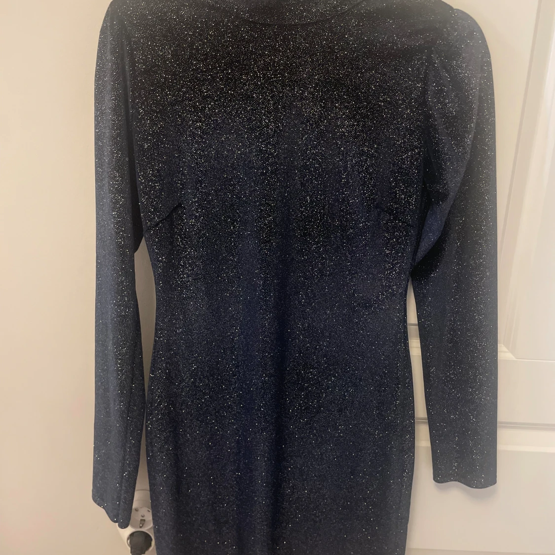 glittrig sammetsklänning 