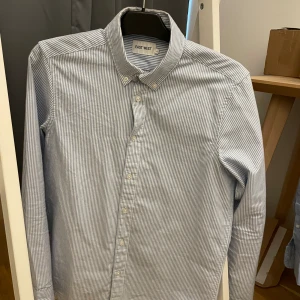 Skjorta  - Vit randig skjorta. Jätte fin. Den är i nyskick. Har  använt tre gånger. 