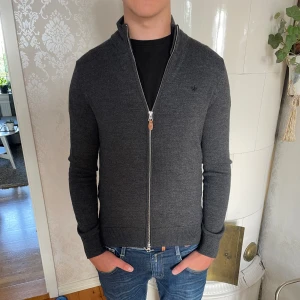 Morris fullzip - Tja säljer nu min Morris fullzip eftersom den är för liten. Den är i storlek XS och är använd fåtal gånger, riktigt bra skick. Han på bilden är 175. Nypris 2000 mitt pris 599. Hör av er för mer information!