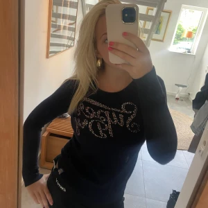 Ull tröja marinblå - Jag säljer denna fina ull tröjan ifrån Super Dry. Den är endast använd tre gånger och i mycket fint skick.