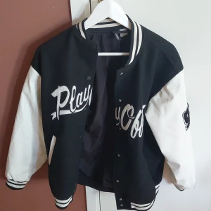 Jacka - Snygg jacka som sitter lite oversized. Säljer då den inte känns som min stil längre. Inte sönder någonstans men i använt skick.