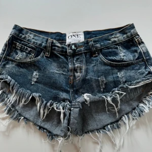 Lowrise Jeansshorts  - Super fina från One teaspoon, tyvärr passar de inte mig. Mycket fint skick och de är mycket sköna. Storlek 27och passar M. Skriv för fler frågor och bilder! 💫💫