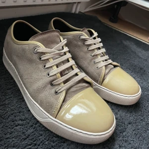 Lanvin Skor - Tjena, säljer nu mina skor ifrån Lanvin. Det är i bra skick skulle säga 8.5/10. Skorna är i Uk 8 passar runt 42-44 Endast skorna medföljer
