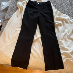 Lågmidjade kostymbyxor - Madladys Low Waist Kostymbyxor - Drew black i storlek 36 och längd regular. Endast provade, aldrig använda💖