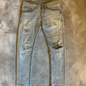💫Dondup George Jeans💫 - Hej! Säljer dessa sjukt snygga Dondup jeansen i modellen George. Dom är i storlek 30. Bra skick, mycket kvar att ge. Köpta av Nilan.Sthlm. Hör av er vid frågor eller funderingar🥂🍾💫💯🤑