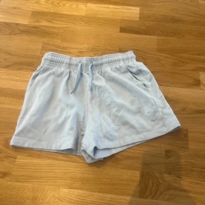Mjukisshorts barnstorlek - Mjukisshorts från Lager 157. Högmidjade och bra skick. Är ljusblå men syns inte jättebra. 