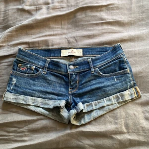 Lågmidjade Hollister shorts💕 - Väldigt lågmidjade hollister shorts i fint skick💗 Midjestorlek 25, väldigt lågmidjade fast blir inte ”för korta” där bak💞  Skicka till mig vid fler frågor💕 Pris går att diskutera💗