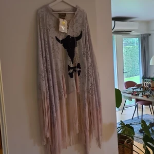 Superfin beach/strand poncho från wildfox  - Storlek S. Men passar upp till L. Har aldrig använt den, då det inte är min stil. 