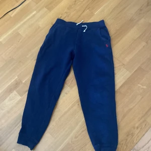 Ralph Lauren byxor - Säljer mina Ralph Lauren byxor för rimligt pris. Ordinarie pris 599 men säljer den för 299 pris kan diskuteras vid snabba köp.