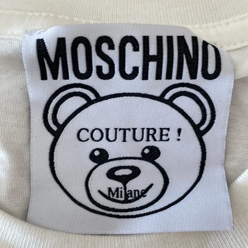 Hej säljer min moschino t-shirt för rimligt pris. Köpte den för någon månad sen men har ingen nytta av den pågrund av att jag inte använder den. Pris kan diskuteras vid snabba köp! Storlek s men funkat för m också.. T-shirts.