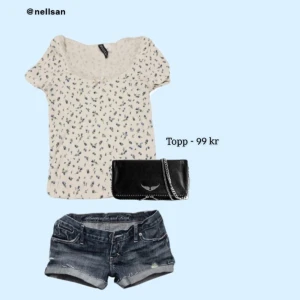 Somrig topp ❣️ - En superfin & söt topp köpt ifrån H&M i storlek XXS (passar även mig som brukar ha XS) 💘 Inga synliga defekter, endast använd 1 gång. Nypris ~ 120 kr (slutsåld) 🫶🏼