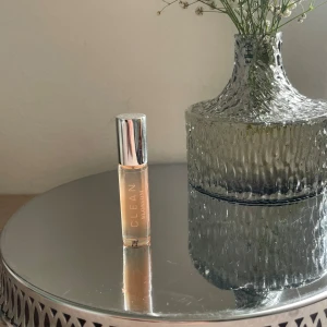 Clean Warm Cotton Parfym - En liten flaska (roll on) med Clean Blossom parfym 5 ml. Parfymen har toppnoter av syren, tunisisk neroli och gul fresia, mellannoter av apelsinblomma, magnolia, lilja och nejlika, samt basnoter av mysk, poppel och sandelträ.