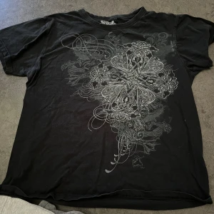 Printad tröja 1980 - Jätte snygg vintage tröja, hittade den i second hand. Använder knappast den pch helst vill rensa min garderob! Gärna köp 🥰