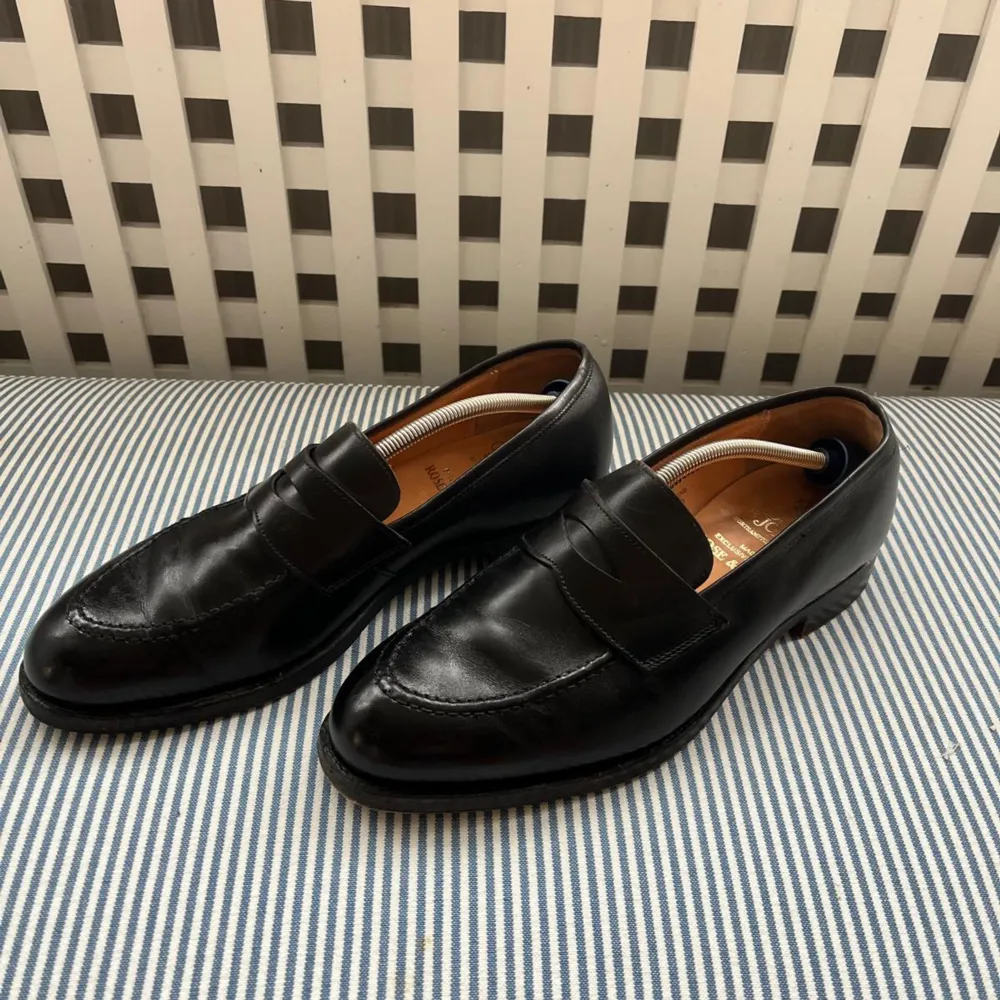 Jag säljer ett par eleganta svarta loafers (Henley) från Crockett & Jones i storlek UK6,5 (motsvarande storlek 39-40). Nypriset är runt 7000 kr, men jag erbjuder dem för endast 800 kr. . Skor.