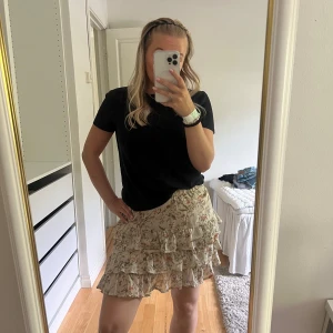 Kjol - Kjol från NA-KD Strl 36 Använd få gånger så i fint skick. 📷 Säg till om du vill ha fler bilder så fixar jag det. 💸 Vid snabb affär kan ja tänka mig att sänka priset. ✉️ Köparen står för frakten. 📍 Kan mötas upp i Tyresö.