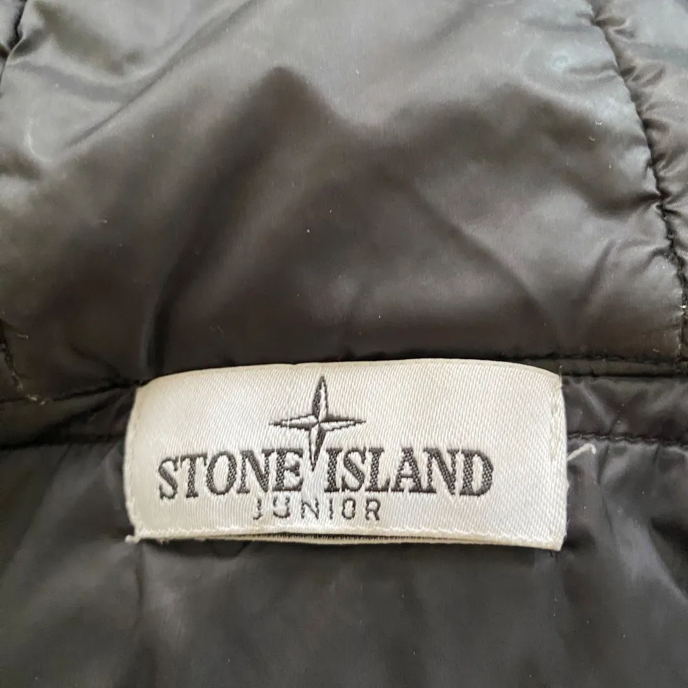 Säljer nu dena snygga Stone island jacka eftersom att den inte längre passar. Den är självklart äkta och kan frakta inom Sverige. Storleken är 142 men skulle säga att den passar upp till 155. Priset är inte fast och priset kan diskuteras. . Jackor.