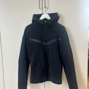 NIKE TECH FLEECE - Säljer denna Nike Tech Fleece tröjan till väldigt bra pris. Den är i bra skick. Köpt för 1299kr