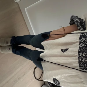 Low waist jeans - Lågmidjade jeans från zara, bootcut modell. Storlek 32 men passar även 34 och 36 då de är mycket stretchiga