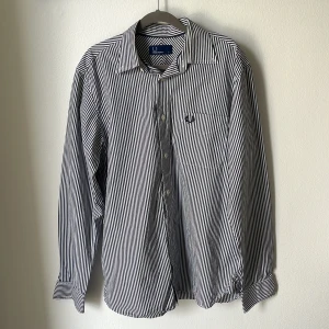 Shorta Fred Perry - Fred Perry shorta i fint skick. Blå/vit randig. 