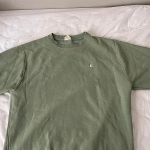 Champion sweatshirt  - Champion sweatshirt i storlek M,    Tröjan är i fint skick, säljes då den ej passar mig längre. 