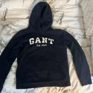 Gant hoodie - En marinblå Gant hoodie i storlek 158/164 13-14 years som är använd men fortfarande i väldigt bra skick.