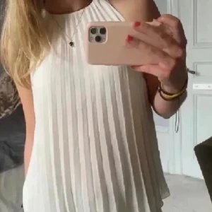 Vit blus - Så snygg vit halterneckblus från hm! Aldrig använd💗första bilden är lånad men skriv för fler bilder:)