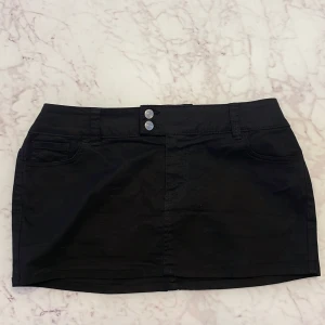 Mini jeans kjol💞 - Säljer min fina jeanskjol, den är jättesnygg och helt slutsåld överallt. Den är i jättegott skick då jag inte använt den utan bara testat men prislappen eller storleken sitter inte kvar på kjolen. Passar mig som bär M. Pris går att diskutera. Frågor?