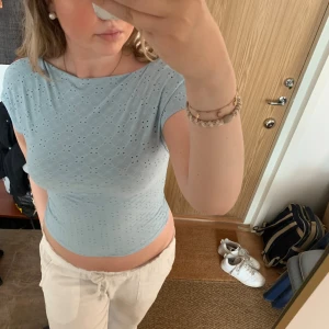 Blå öppen rygg t-shirt - Säljer denna söta tshirt med öppen rygg från shein.